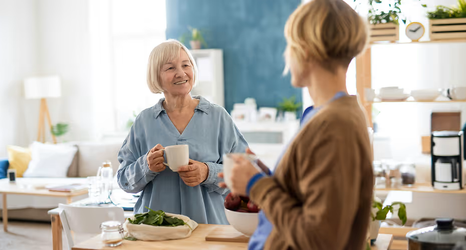Devenir aide à domicile dans le Var : Les 10 qualités et compétences essentielles