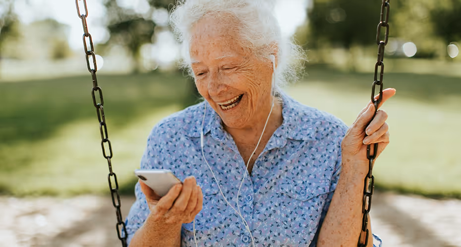 696a04e750fce9e7b394e69a_senior-appel-visio-whatsapp-famille