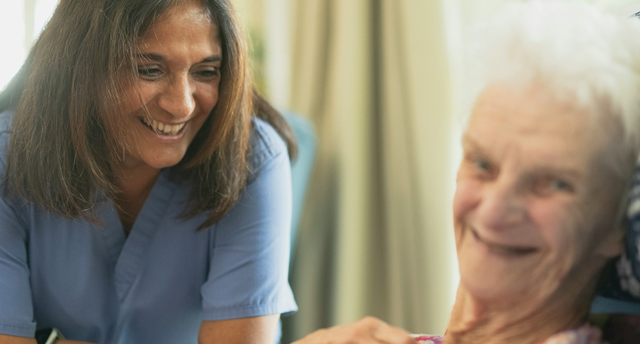 Lutter contre la solitude des seniors : le rôle de la dame de compagnie
